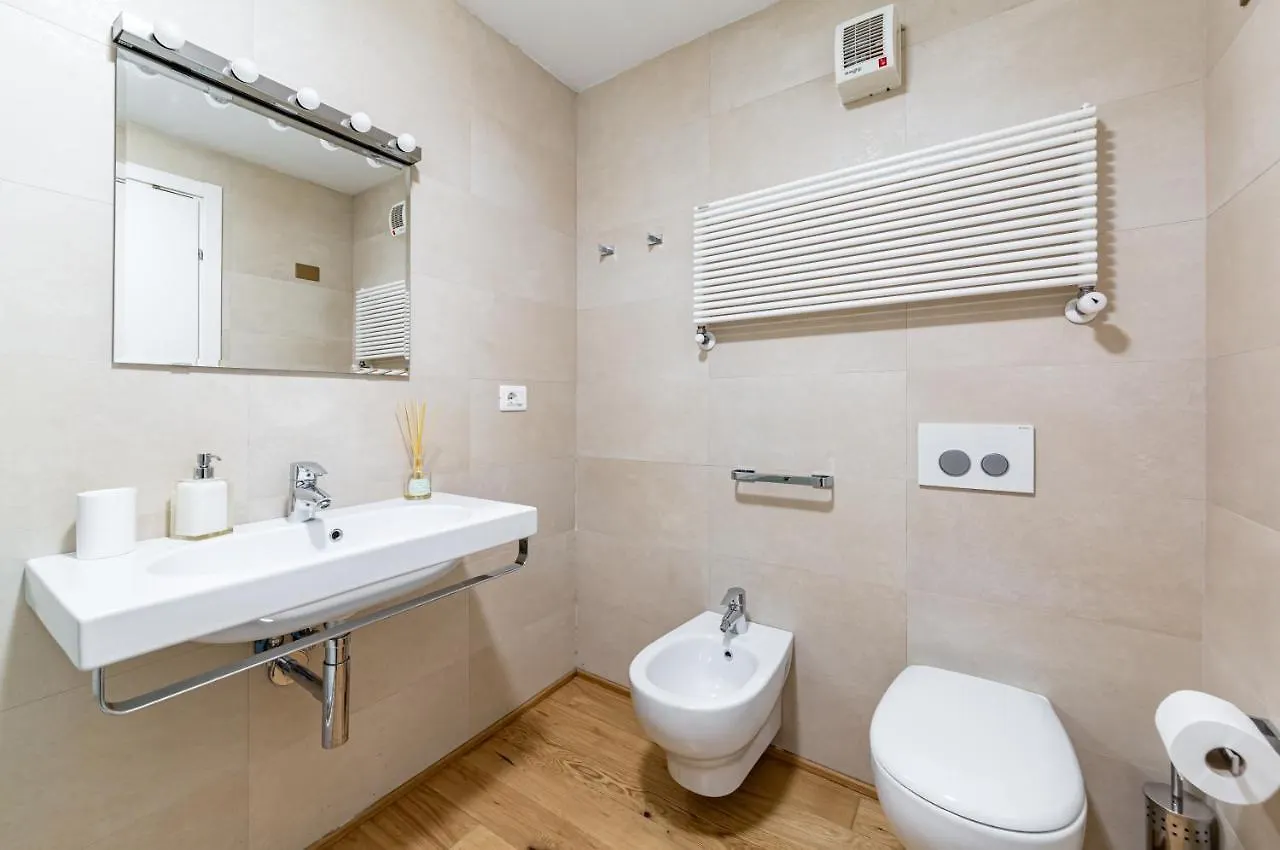 Florence Statuto Bright And Modern Apartment